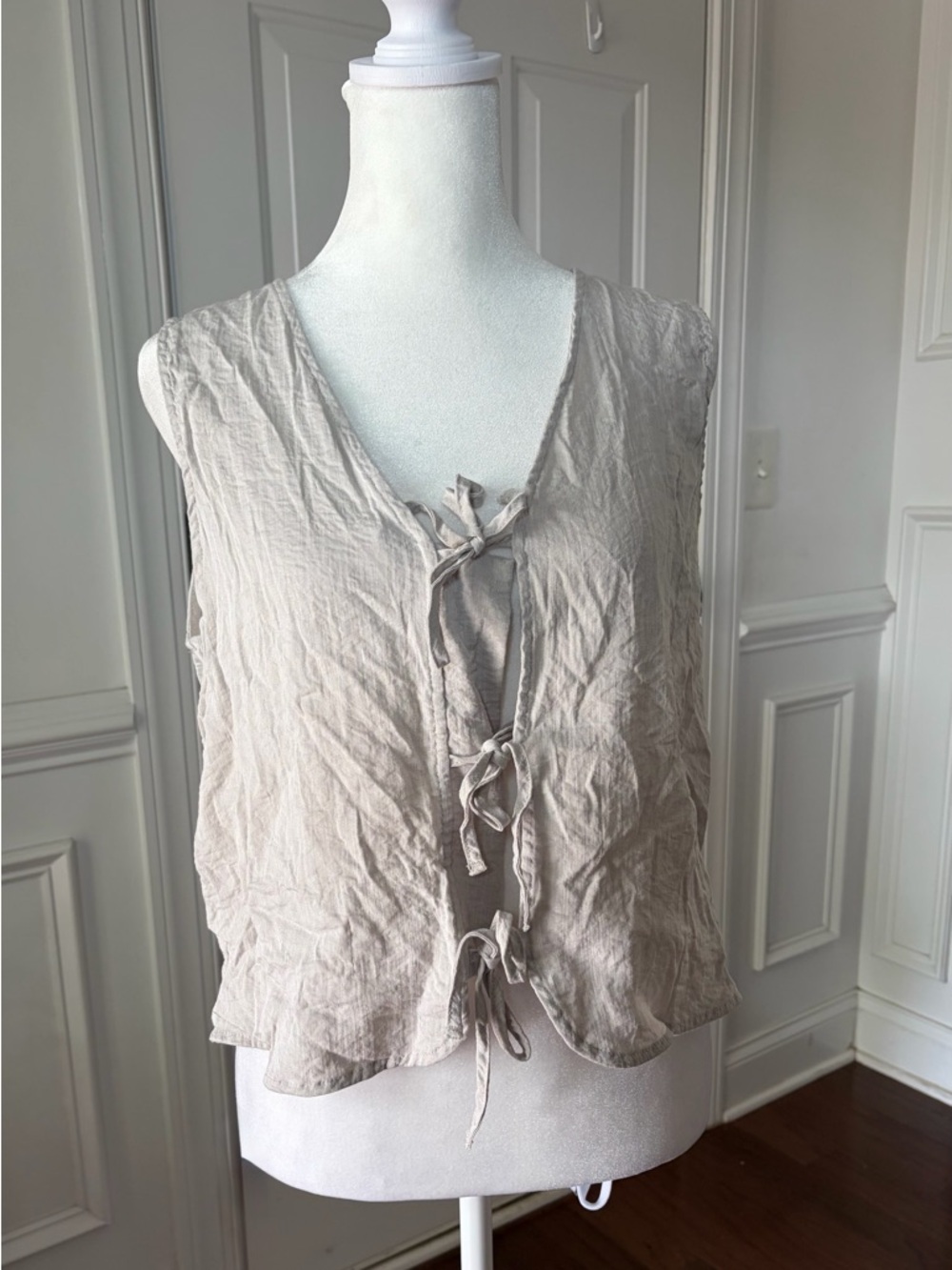 Adrianna Papell Light Gray Sleeveless Tie-Front Top – Size Small
